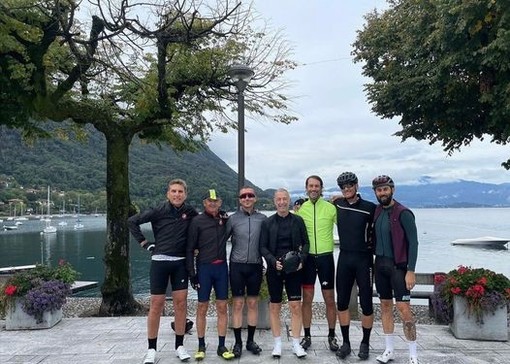 La foto del dj Linus e dei suoi amici ciclisti scattata a Caldè sul lago Maggiore e pubblicata sulla pagina Instagram di Linus