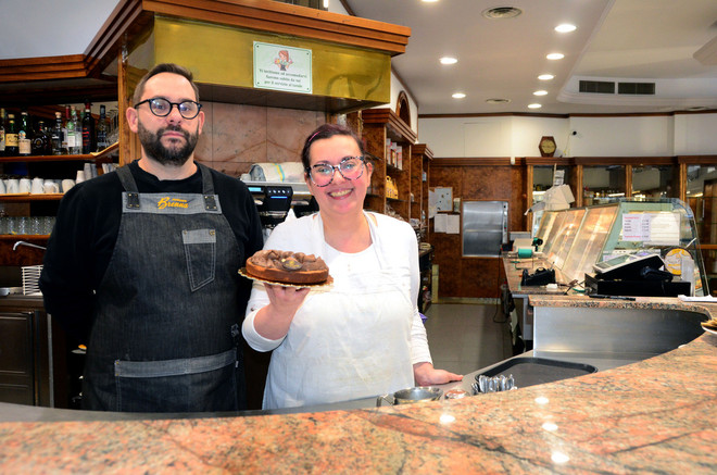 Valentina e Andrea Cardani, figli di Luigi e nipoti di Adele ed Ettore: sono loro oggi i rappresentanti della famiglia che da sempre conduce il Brenna di Biumo. Nelle foto in galleria la pasticceria com'era una volta e com'è adesso Valentina e Andrea Cardani, figli di Luigi e nipoti di Adele ed Ettore: sono loro oggi i rappresentanti della famiglia che da sempre conduce il Brenna di Biumo. Nelle foto in galleria la pasticceria com'era una volta e com'è adesso