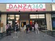 VIDEO E FOTO. Il sit in di protesta in strada di insegnanti e ballerine della Scuola Danza360 di Besozzo