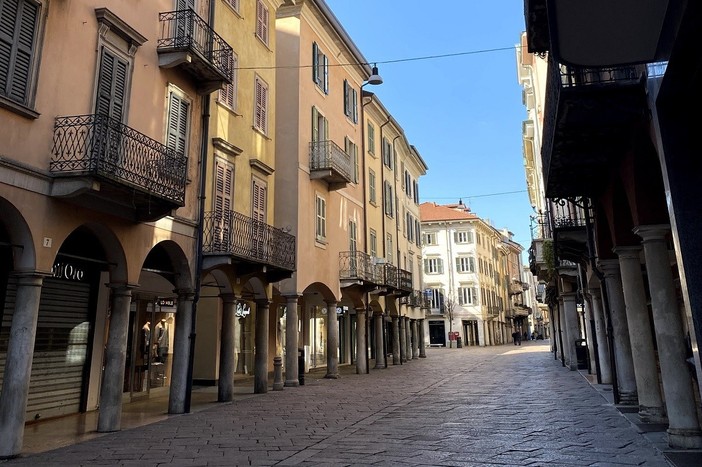 Sicurezza nei locali di pubblico spettacolo e negli esercizi pubblici: a Varese la prevenzione diventa un patto tra istituzioni e gestori Sicurezza nei locali di pubblico spettacolo e negli esercizi pubblici: a Varese la prevenzione diventa un patto tra istituzioni e gestori