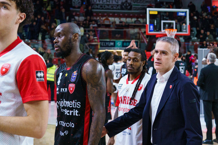 Moore, Kastritis, addirittura c'era ancora Moody: facce tristi all'andata a Masnago contro Udine (foto Averna)