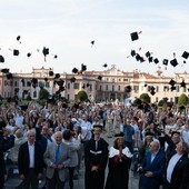 Università dell'Insubria: in trecento per il corteo nel centro di Varese e per il lancio del tocco ai Giardini Estensi Università dell'Insubria: in trecento per il corteo nel centro di Varese e per il lancio del tocco ai Giardini Estensi