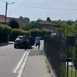 Un'immagine della fuga dei ladri a Daverio tratta dal video girato dal ciclista con il telefonino Un'immagine della fuga dei ladri a Daverio tratta dal video girato dal ciclista con il telefonino