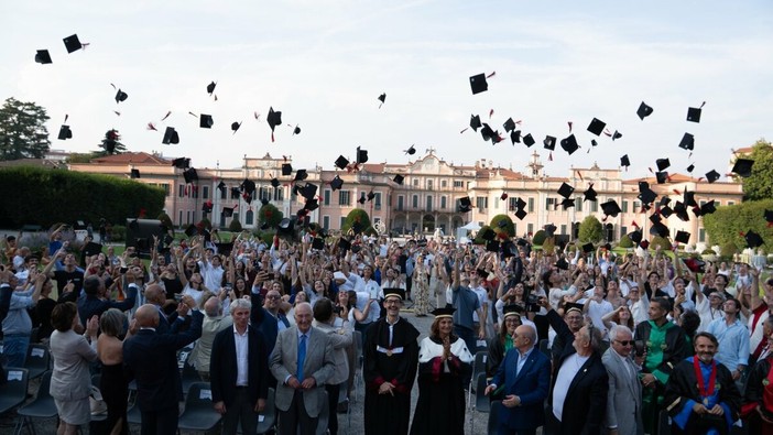 Università dell'Insubria: in trecento per il corteo nel centro di Varese e per il lancio del tocco ai Giardini Estensi Università dell'Insubria: in trecento per il corteo nel centro di Varese e per il lancio del tocco ai Giardini Estensi