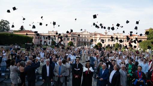 Università dell'Insubria: in trecento per il corteo nel centro di Varese e per il lancio del tocco ai Giardini Estensi Università dell'Insubria: in trecento per il corteo nel centro di Varese e per il lancio del tocco ai Giardini Estensi