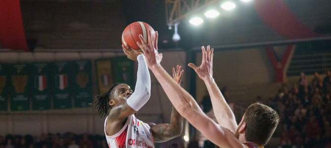 Ike Iroegbu (foto Averna), non alla sua miglior partita in quel di Trieste