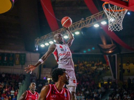 Tazé Moore vola a canestro (foto Fabio Averna)