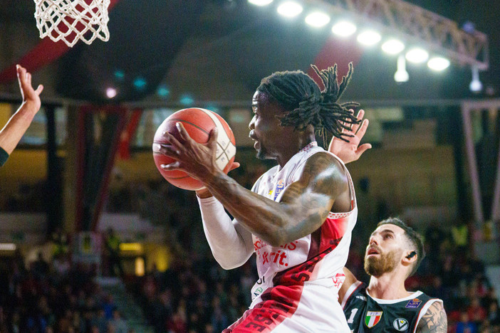 Altra buona prestazione in maglia Openjobmetis per Ike Iroegbu (foto Fabio Averna) Altra buona prestazione in maglia Openjobmetis per Ike Iroegbu (foto Fabio Averna)