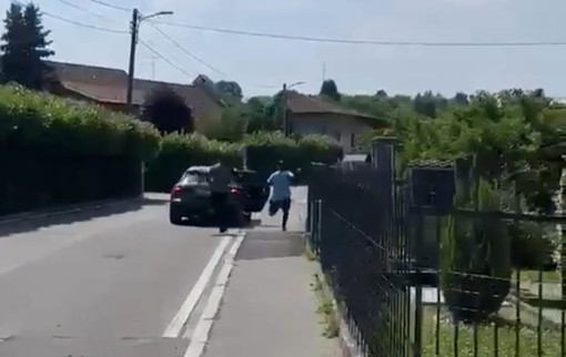 Un'immagine della fuga dei ladri a Daverio tratta dal video girato dal ciclista con il telefonino Un'immagine della fuga dei ladri a Daverio tratta dal video girato dal ciclista con il telefonino