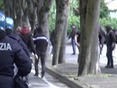 Un momento degli scontri (foto Polizia di Stato)