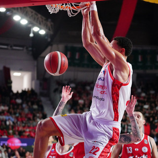 Isaiah Roby schiaccia su assist di Ikangi (foto Averna)