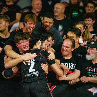 Davide Alviti abbracciato dalla curva (foto Averna)