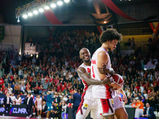 Moore abbraccia Nkamhoua mentre il Lino Oldrini esplode: finalmente Varese... (Foto Fabio Averna) Moore abbraccia Nkamhoua mentre il Lino Oldrini esplode: finalmente Varese... (Foto Fabio Averna)