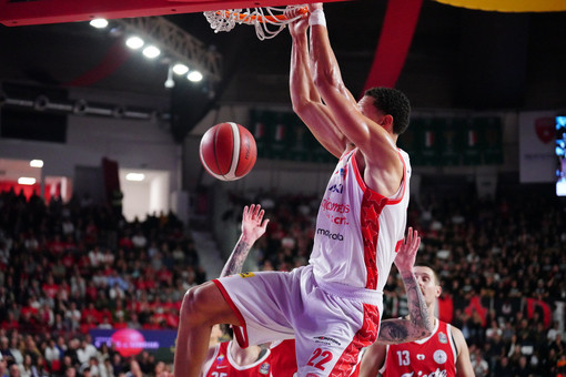 Isaiah Roby schiaccia su assist di Ikangi (foto Averna) Isaiah Roby schiaccia su assist di Ikangi (foto Averna)