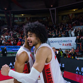 Olivier Nkamhoua abbraccia Renfro: Varese ha vinto Olivier Nkamhoua abbraccia Renfro: Varese ha vinto