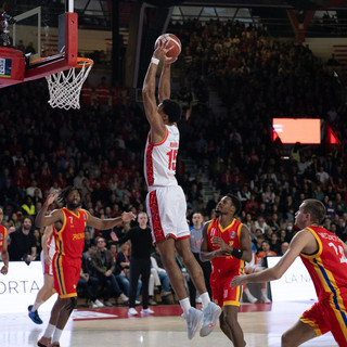 Nate Renfro vola a schiacciare sulla difesa di Roma (foto Averna)