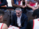 Coach Kastritis durante un timeout della Openjobmetis Varese (foto Fabio Averna)