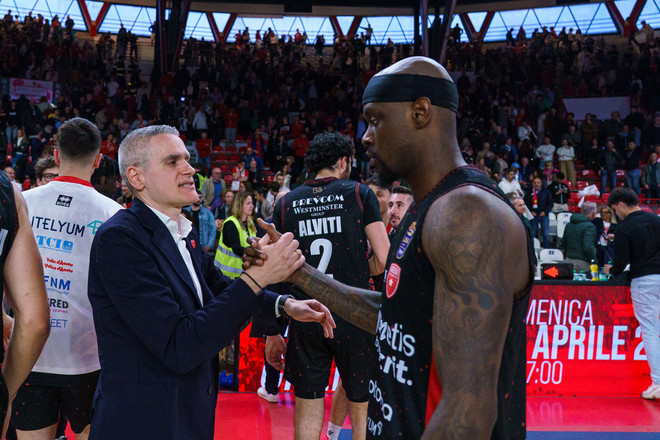 Kastritis dà la mano a Moore (foto Averna)