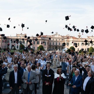 Università dell'Insubria: in trecento per il corteo nel centro di Varese e per il lancio del tocco ai Giardini Estensi