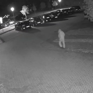 Elia Del Grande ripreso dalle telecamere della videosorveglianza di Cadrezzate durante la fuga dello scorso novembre