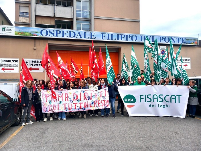 Il presidio delle lavoratrici delle pulizie all'ospedale Del Ponte Il presidio delle lavoratrici delle pulizie all'ospedale Del Ponte