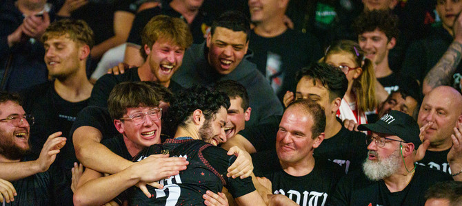 Davide Alviti abbracciato dalla curva (foto Averna) Davide Alviti abbracciato dalla curva (foto Averna)