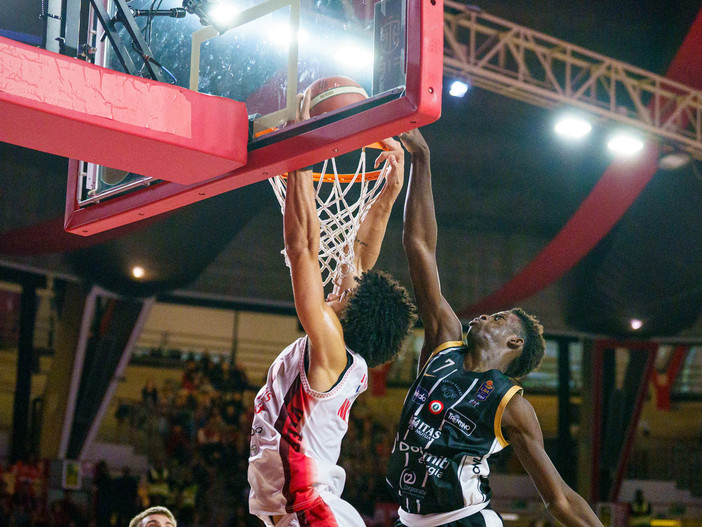 Non bastano le schiacciate di Nkamhoua a Varese (foto Averna)