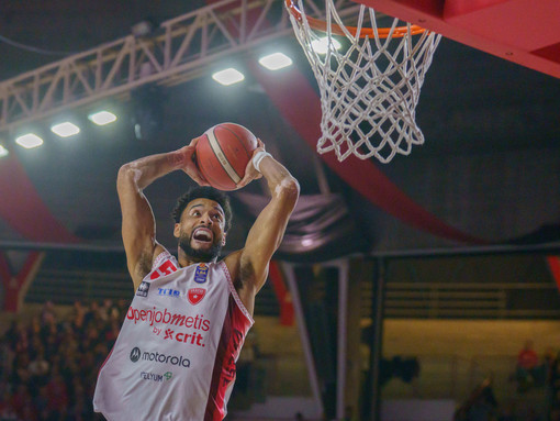 Nate Renfro schiaccia a due mani (foto Averna):primo tempo da califfo per il centro, poi scena muta come tutti i suoi compagni