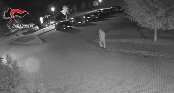 Elia Del Grande ripreso dalle telecamere della videosorveglianza di Cadrezzate durante la fuga dello scorso novembre