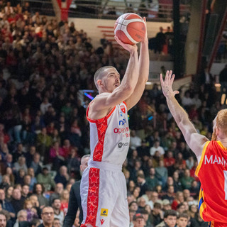 Stefan Nikolic tira e segna contro Mannion (foto Averna)