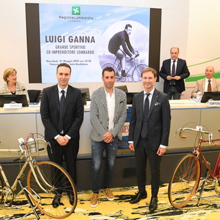 L’omaggio del Pirellone a Luigi Ganna, vincitore della prima edizione del Giro d’Italia