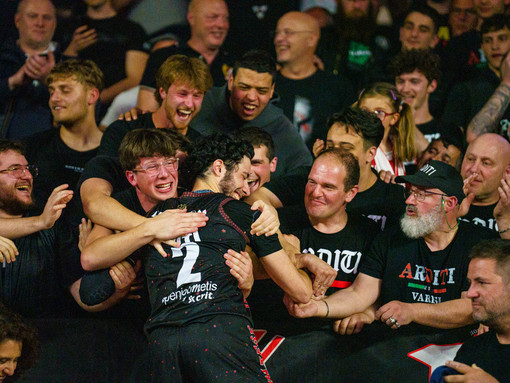 Davide Alviti abbracciato dalla curva (foto Averna)