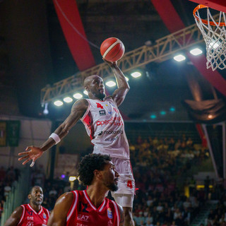 Tazé Moore vola a canestro (foto Fabio Averna)
