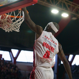 Moore schiaccia, Varese vince (foto Averna)