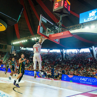 La schiacciata in contropiede di Stewart (foto Averna)