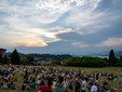 I varesini al Belvedere di Azzate in attesa dell'eclissi, poi nascosta dal formarsi di nubi all'orizzonte (foto Alessandro Galbiati) I varesini al Belvedere di Azzate in attesa dell'eclissi, poi nascosta dal formarsi di nubi all'orizzonte (foto Alessandro Galbiati)
