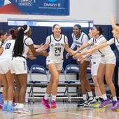 Emma Centrella festeggiata dalle compagne di squadra Emma Centrella festeggiata dalle compagne di squadra