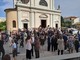 I partecipanti al funerale di Luciana Zaro hanno prolungato il loro abbraccio all'esterno della chiesa