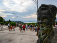 I varesini al Belvedere di Azzate in attesa dell'eclissi, poi nascosta dal formarsi di nubi all'orizzonte (foto Alessandro Galbiati) I varesini al Belvedere di Azzate in attesa dell'eclissi, poi nascosta dal formarsi di nubi all'orizzonte (foto Alessandro Galbiati)