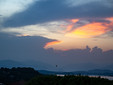 I varesini al Belvedere di Azzate in attesa dell'eclissi, poi nascosta dal formarsi di nubi all'orizzonte (foto Alessandro Galbiati) I varesini al Belvedere di Azzate in attesa dell'eclissi, poi nascosta dal formarsi di nubi all'orizzonte (foto Alessandro Galbiati)