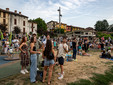 I varesini al Belvedere di Azzate in attesa dell'eclissi, poi nascosta dal formarsi di nubi all'orizzonte (foto Alessandro Galbiati) I varesini al Belvedere di Azzate in attesa dell'eclissi, poi nascosta dal formarsi di nubi all'orizzonte (foto Alessandro Galbiati)