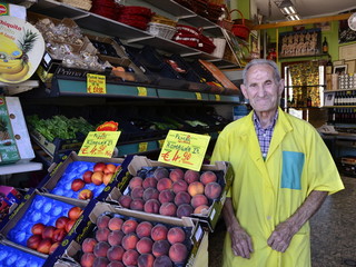 Eugenio Dell'Ova nella sua bottega di Varese aperta fino al 2022 in viale Milano