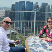 Il viaggio oltre ogni barriera di Elena Travaini e Roberto Lachin negli Emirati Arabi Uniti e a Singapore