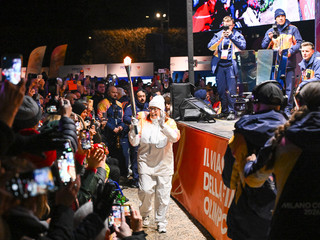 L'ultima tedofora Daniela Colonna Preti, presidentessa della Polha, accende la fiaccola olimpica e Varese