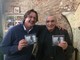 Francesco Pellicini con Gigi Riva nel ristorante preferito di Rombo di Tuono a Cagliari nel 2017 (foto dalla pagina Facebook dell'artista luinese)