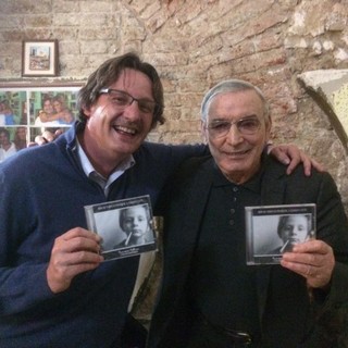 Francesco Pellicini con Gigi Riva nel ristorante preferito di Rombo di Tuono a Cagliari nel 2017 (foto dalla pagina Facebook dell'artista luinese)