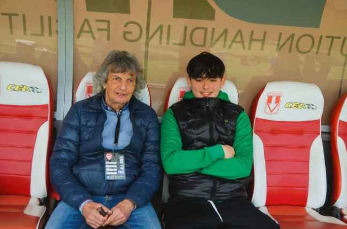 Silvio Papini insieme al nipote Stefano sulla panchina del Franco Ossola e, sotto in gallery, sempre con il nipote e Tripoli, poi con i figli Laura e Andrea qualche anno fa naturalmente nel suo stadio
