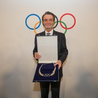 Il governatore Attilio Fontana con l’Ordine olimpico in argento ricevuto nei giorni scorsi dal Cio (foto d'archivio)