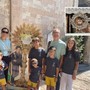 La famiglia Tacchi ad Assisi, nel riquadro la reliquia esposta stamattina in San Michele