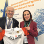 Il presidente Oldani consegna la maglia del centenario della Binda a Silvia Marrara, rappresentante del Ministero degli Esteri